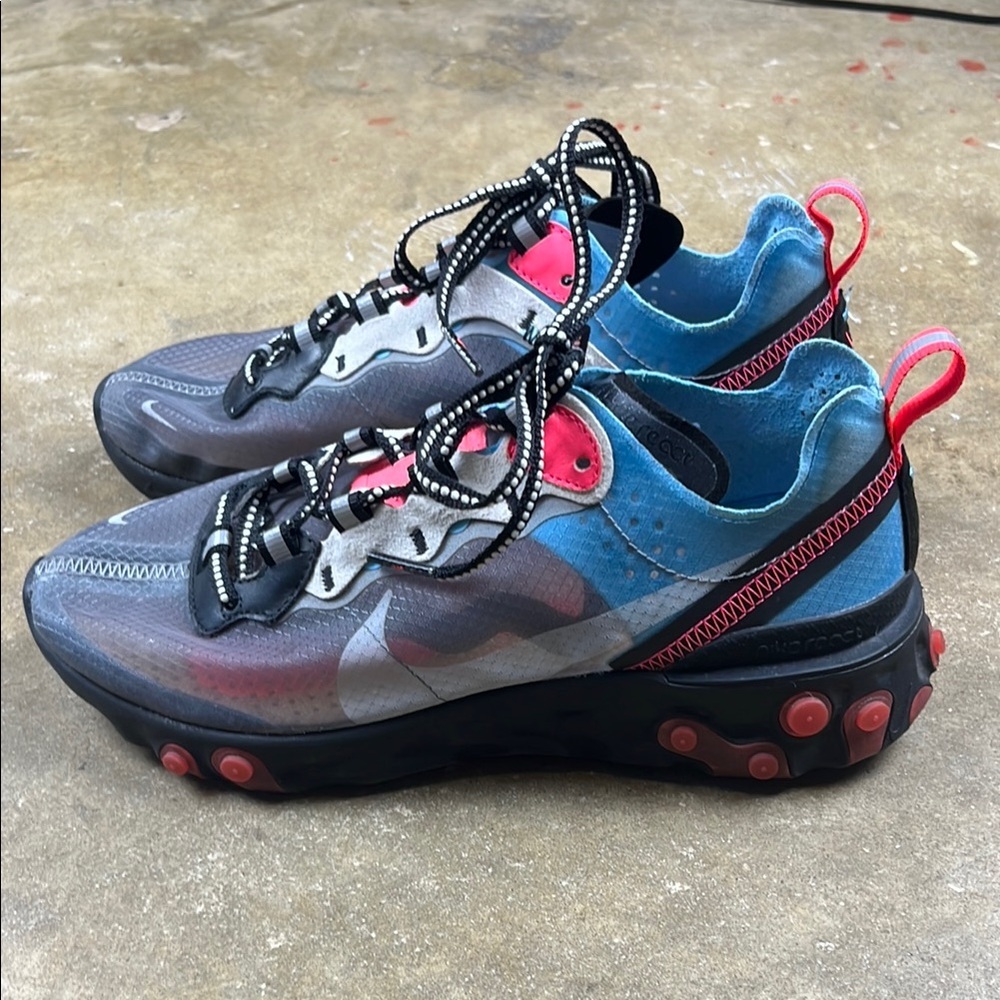 Nike React Element 87 in solar red and blue
Size: 6